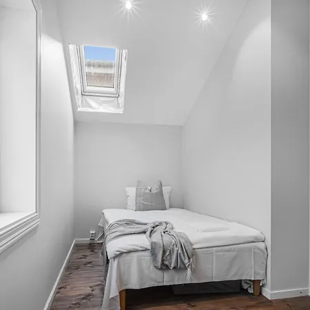 Four-story House! Newly Renovated! Daire Bergen