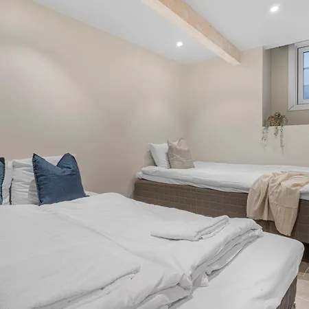 Four-story House! Newly Renovated! דירה