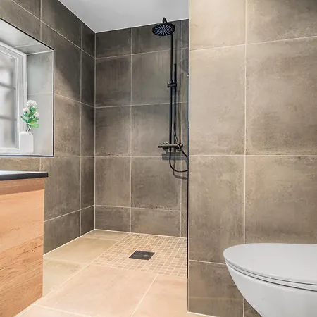 Four-story House! Newly Renovated! ברגן