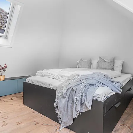 Four-story House! Newly Renovated! דירה