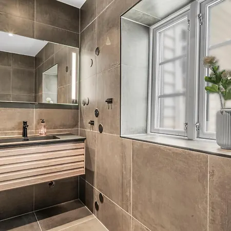 Four-story House! Newly Renovated! דירה *