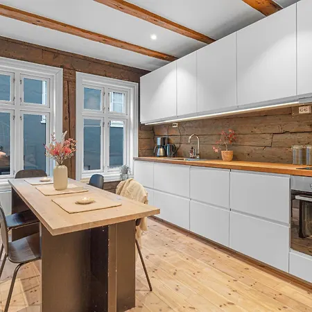 Four-story House! Newly Renovated! דירה